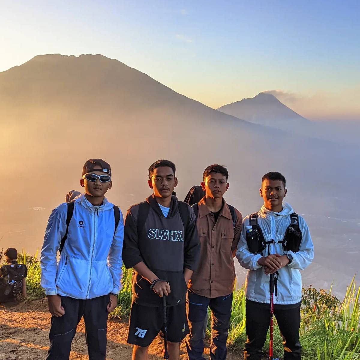 Sunrise di gunung andong