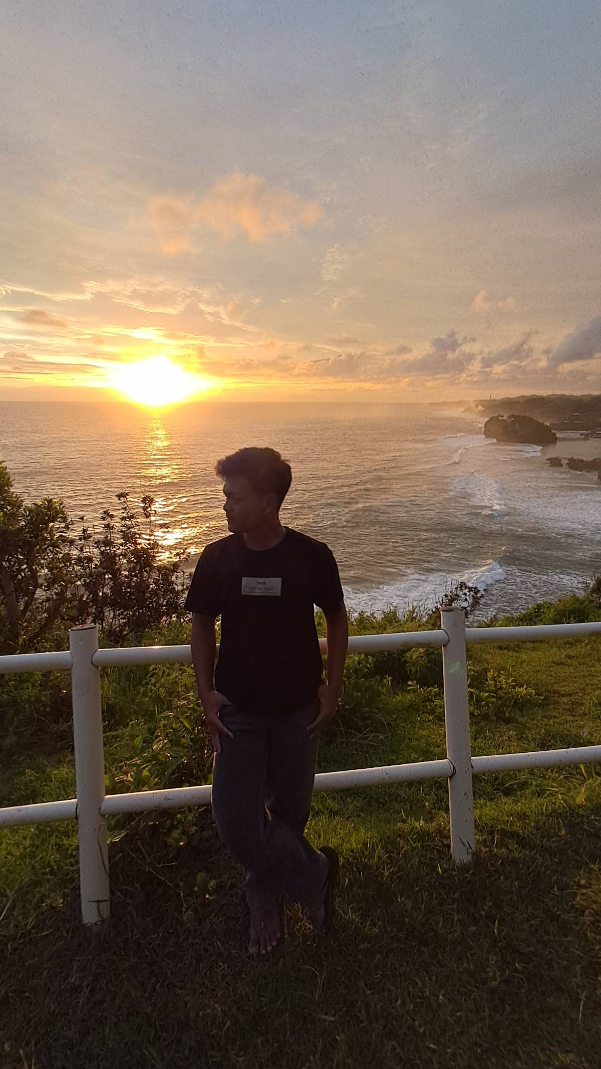 Sunset di pantai ngrumput
